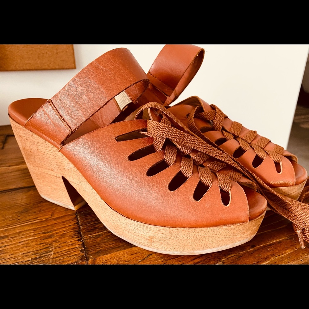 A Détacher Lace-Up Wedge size 8.5 in brown